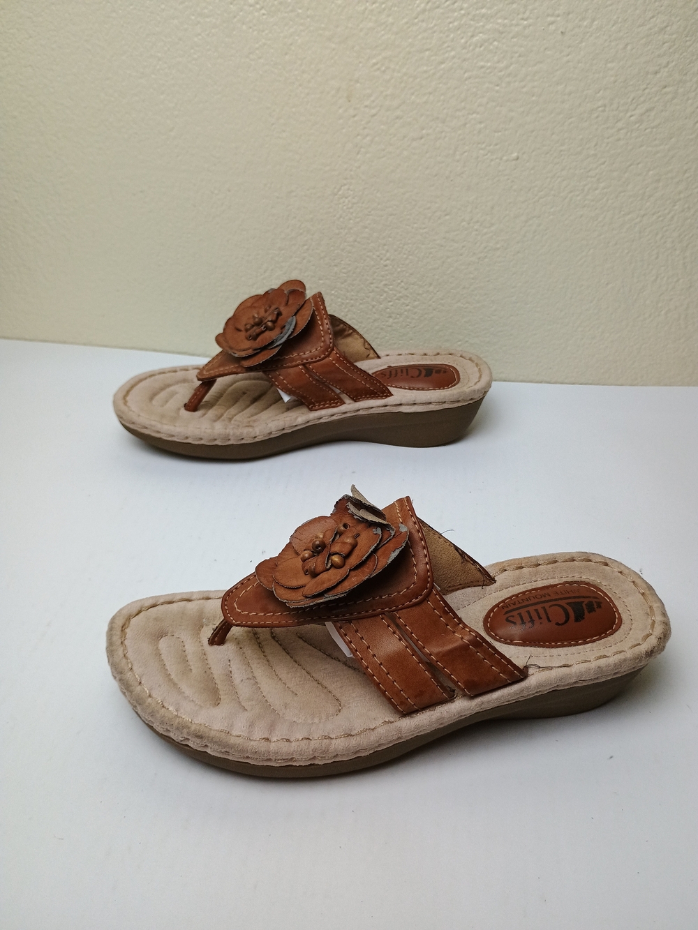 Cliffs by WHITE MOUNTAIN Carnation 6.5M Brown Floral Thong Wedge Thong Sandals